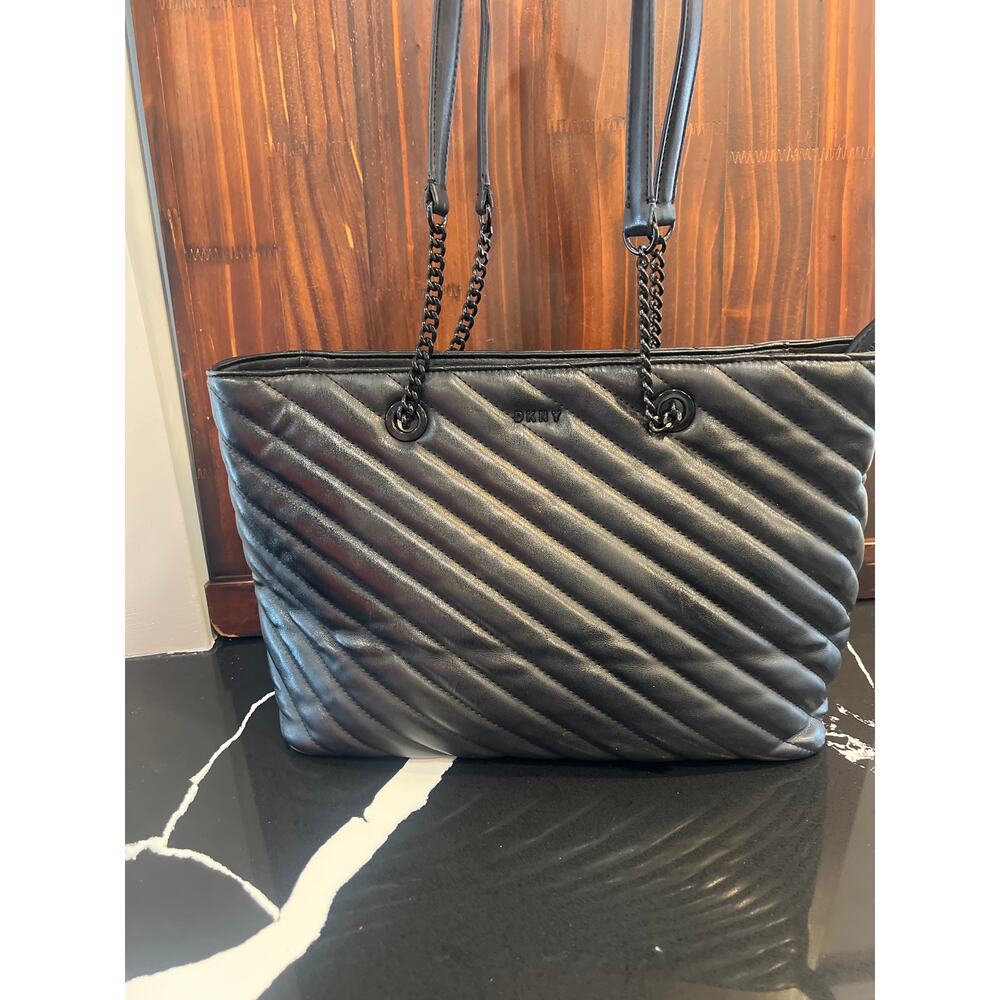 DKNY Shoulder Handbag with Black chain straps